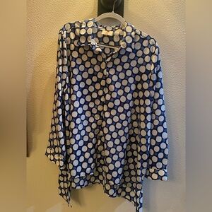 Chico’s women’s size 3 (14-16) Rosalind Double Play Dot Blouse - shark bite hem